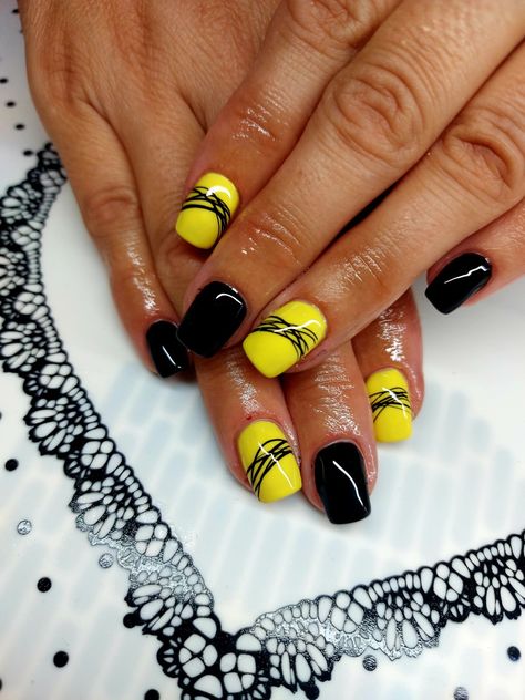 Black Nails With Yellow Tips, Black Yellow White Nails, Yellow Nails With Black Design, Black And Yellow Nails Design, Yellow And Black Nails Design, Black Yellow Nails, Black And Yellow Nails, Steelers Nails, Yellow Nails Design