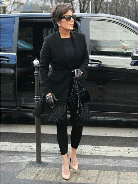 Kris jenner out in paris black look with nude heels Kris Jenner Outfits, Kris Jenner Hair, Kris Jenner Style, Robert Kardashian, 500 Days, Casual Chique, Jenner Outfits, Jenner Style, Over 50 Womens Fashion