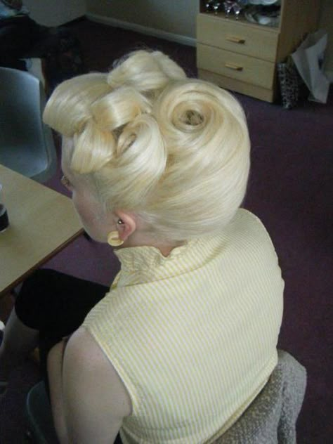 Gorgeous updo Fluff Hair, Lemon Fluff, Cabelo Pin Up, Pin Curl, Hair Retro, 40s Hairstyles, Pinup Hair, French Roll, 50s Hairstyles