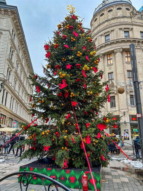 Ultimate Guide to Budapest's Christmas Markets - backpacks and bubbly Budapest Winter, Budapest Christmas Market, Budapest Christmas, Visit Budapest, St Stephen, Christmas In Europe, Buda Castle, Best Christmas Markets, Christmas Markets Europe