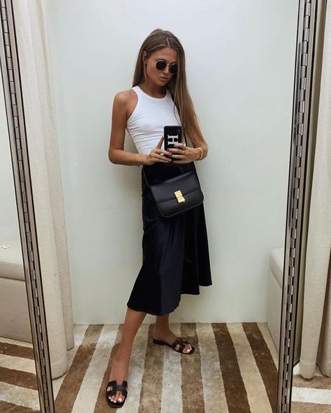 Slip Skirt Street Style, Black Slip Skirt, Slip Skirt Outfit, Skirt Street Style, Elegantes Outfit Damen, Black Silk Skirt, Skirt Outfit Summer, Minimalist Moda, Rok Outfit