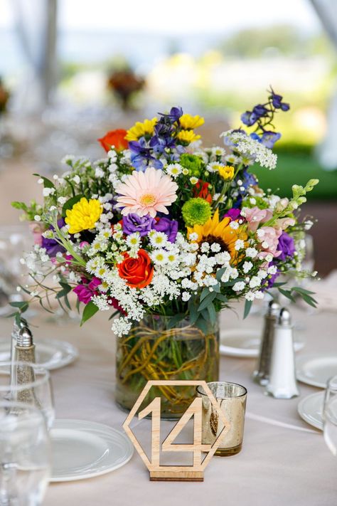 Wildflower Centrepiece Wedding, Summer Wedding Decorations Centerpieces, Summer Flower Wedding Centerpieces, Wedding Table Centerpieces Colourful, Wildflower Tablescape Round, Rustic Colorful Wedding, Wildflower Table Centerpieces, Spring Centerpieces Wedding, Summer Wedding Table Centerpieces