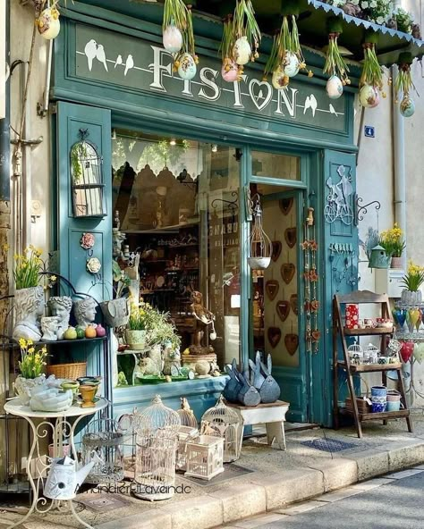 Vintage Store Ideas, Georgiana Design, French Buildings, French Boutique, Flower Shop Design, Decoration Vitrine, Bookstore Cafe, Store Design Boutique, Storefront Design