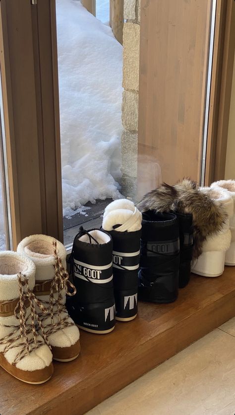 Low Moon Boots Outfit, Mou Boots Outfit, Moon Boot Outfit, Black Moon Boots, Skiing Clothes, Chalet Girl, Ski Fits, Ski Trip Outfit, Ski Outfits