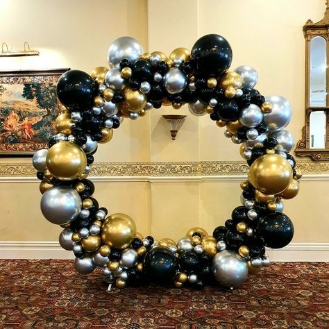 Black And Silver Balloon Arch, Black And Gold Balloon Garland, Silver Balloon Arch, Gold Balloons Decorations, Black And Gold Party Decorations, Black And Gold Party, Gold Balloon Garland, New Year Wedding, Black And Gold Balloons