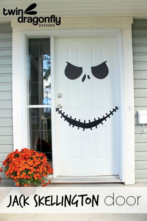 6 Ideas para decorar tu puerta en Halloween | Decoración Hogar, Ideas y Cosas Bonitas para Decorar el Hogar Halloween Bricolage, Porta Halloween, Diy Halloween Dekoration, Disney Halloween Decorations, Dollar Store Halloween Decorations, Halloween Decorations To Make, Dekorasi Halloween, Uhyggelig Halloween, Jack Skellington Faces