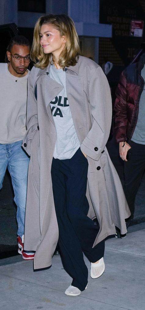 Zendaya Style Street, Zendaya Street Style, Trench Coat Street Style, Zendaya Outfits, Zendaya Style, Trending Fashion Outfits, April 2024, Closet Fashion, Warm Outfits