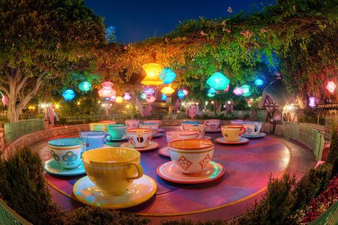 Tips for taking gorgeous Disney photos in HDR. Disneyland Attractions, Disneyland Rides, Disney Tourist Blog, Disney Photo Ideas, Disney Imagineering, Disney Photography, Hdr Photography, Mad Tea Party, Disney Photos