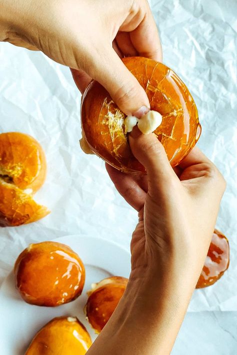 These vegan crème brûlée doughnuts are what dreams are made of! Filled with silky smooth vanilla custard and topped with a caramel glaze, you'll have so much fun cracking these delicious donuts! Vegan Creme Brulee, Crunchy Caramel, Yeast Donuts, Fried Donuts, Caramel Glaze, Vegan Donuts, Filled Donuts, Vanilla Custard, Delicious Donuts