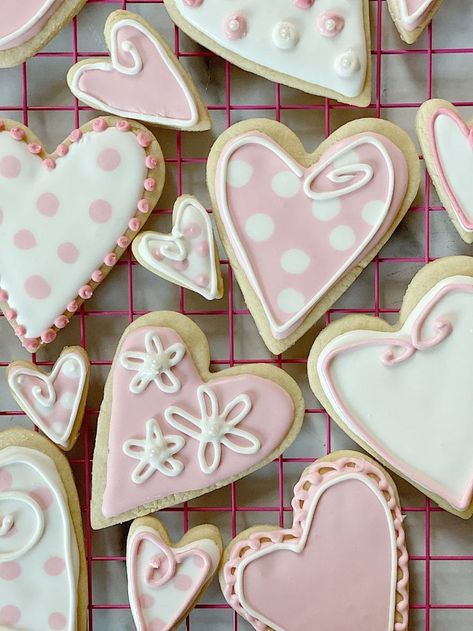 How to Decorate Cookies with Royal Icing 101 - MY 100 YEAR OLD HOME How To Frost Cookies With Royal Icing, Valentine Cookies Royal Icing, Valentine Cookies Decorated, Valentine Cookie, Royal Icing Sugar, Cookies With Royal Icing, Valentine Sugar Cookies, Decorate Cookies, Sugar Cookie Royal Icing