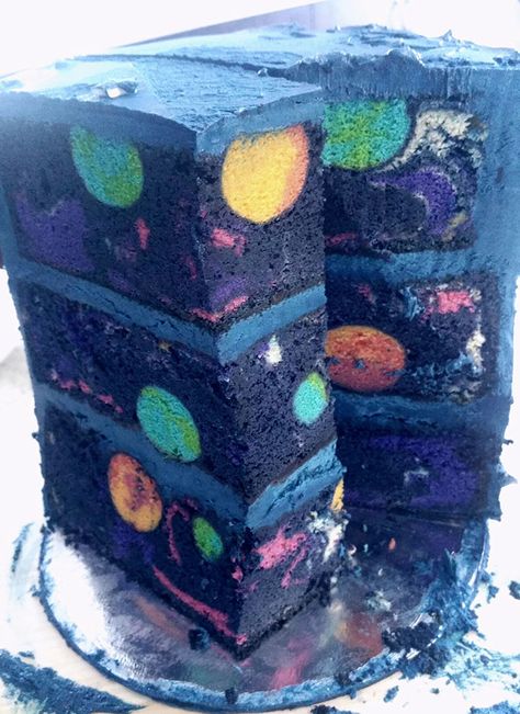 Usually, if a birthday cake is themed, it's simply decorated from the outside. Pedagiggle got a little more creative when baking a space cake for her son's birthday... Planet Birthday, Torte Creative, Space Cake, Galaxy Cake, Slice Of Cake, 귀여운 음식 그림, Torte Cupcake, Space Birthday Party, Themed Birthday Cakes