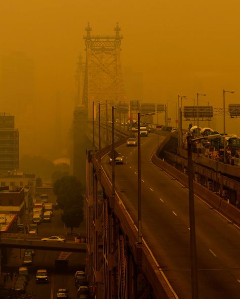 The Day That Wildfire Smoke Shrouded New York City | The New Yorker The Projects New York, Dystopian Fantasy World Aesthetic, World Ending Aesthetic, Apocalyptic New York, New York Apocalypse, End Of The World Art, End Of The World Aesthetic, Apocalypse City, Polluted City