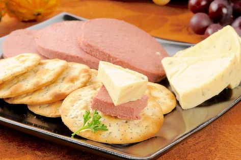 Liverwurst Vs Braunschweiger – The Differences - Foods Guy Liverwurst Recipe, Knackwurst, Liverwurst, Ground Pork Recipes, German Sausage, Fresh Summer Salad, German Potato Salad, Pork Meat, Soft Food