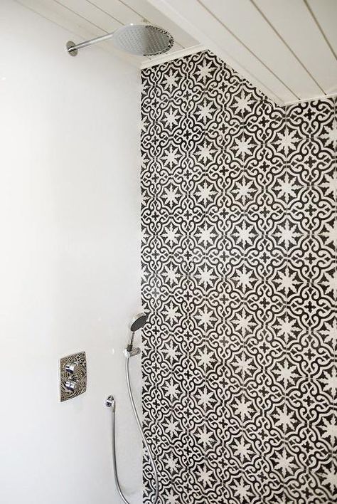 Shower with Black and White Moroccan Tiles - Mediterranean - Bathroom Black And White Moroccan Tile, Moroccan Tile Bathroom, White Moroccan Tile, Black Moroccan, Herringbone Backsplash, Moroccan Interiors, Bad Inspiration, Black And White Tiles, Moroccan Mosaic