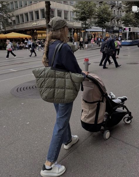 Athletic Mom Style, Sports Mom Aesthetic, Fit Mom Aesthetic, Sporty Mom, Mom Aesthetic, City Mom, Boys Outfits, Mum Fashion, 2025 Vision