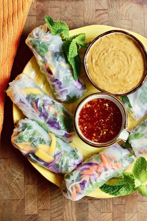 Fresh Spring Rolls With 2 Dipping Sauces Spring Roll Dipping Sauce, Vegan Rice Paper Rolls, Teriyaki Chicken Rice, Sauce Satay, Vegan Pho, Noodles Spicy, Vegan Spring Rolls, Teriyaki Chicken And Rice, Vietnamese Spring Rolls