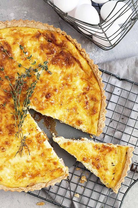 Classic Quiche Lorraine Classic Quiche Lorraine, Filet Mignon Chorizo, Classic Quiche, Bacon And Cheese Quiche, Quiche Lorraine Recipe, Easter Brunch Table, Quiche Recipes Easy, Cheese Quiche, Egg Custard