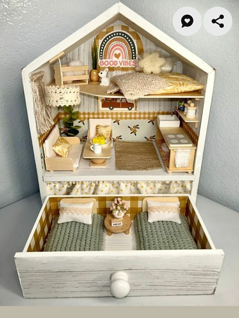 Diy Doll Suitcase, Suitcase Dollhouse, Plant Rug, Maileg Doll House, Doll Suitcase, Wood Dollhouse, Room Box Miniatures, Mini Doll House, Doll House Crafts