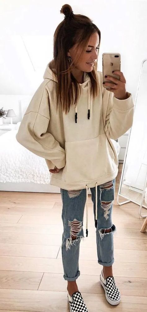 10 Cute Back To School Outfits That Are Perfect For The Fall - Society19 Vans Outfit, Pullover Outfit, Outfit Chic, Trendy Fall Outfits, Outfit Trends, Hoodie Outfit, Trendy Fall, Casual Winter Outfits, Back To School Outfits