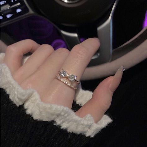 Rings Korean, Hand Jewelry Rings, Girly Accessories, Cute Couple Selfies, Jewelry Fashion Trends, Classy Jewelry, Pretty Rings, Hand Jewelry, Girly Jewelry