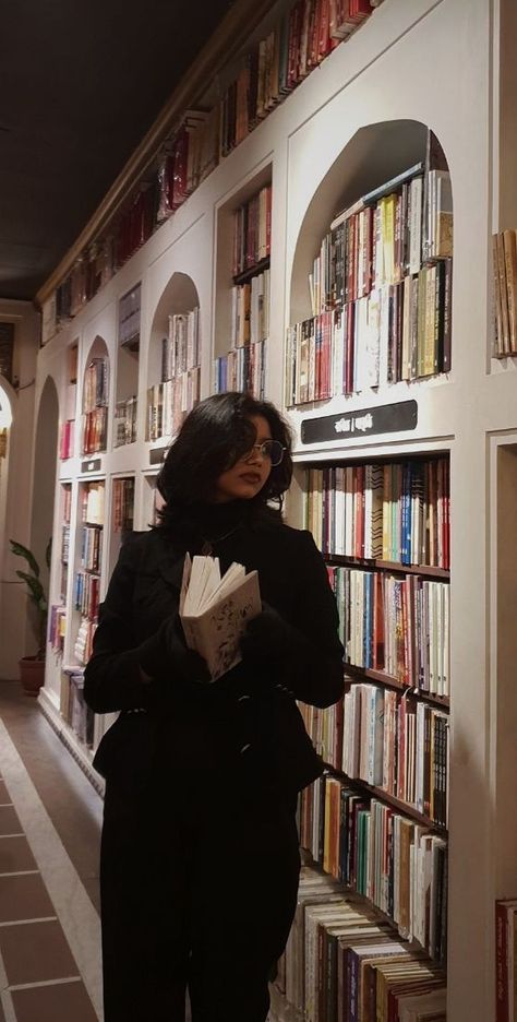 aesthetic/girl/bookstore/dark academia/black outfit Black Intellectual Aesthetic, Dominiquecore Aesthetic, Black Women Dark Academia Aesthetic, Dark Academia Black Outfit, Dark Academia People, Dark Academia Black Women, Dark Academia Outfit Black, Black Academia Aesthetic, Black Cardigan Outfit Aesthetic