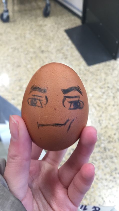 egg doodle Egg Face Drawing, Cool Egg Designs, Funny Egg Faces, Egg Holder Ideas, Cute Faces To Draw, Egg Sketch, Egg Doodle, Egg Meme, Roblox Man Face