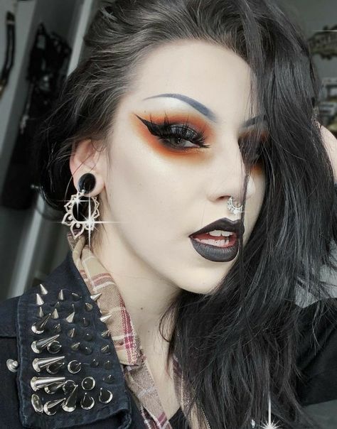 Goth Pirate Makeup, Autumn Goth Makeup, Witchy Goth Makeup, Witchy Glam Makeup, Fancy Goth Makeup, Witchy Makeup Aesthetic, Glam Goth Makeup, Punk Makeup Looks, Rocker Makeup