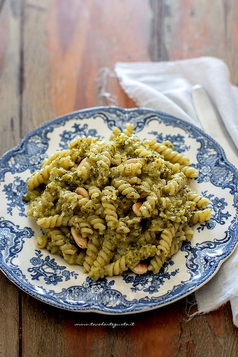 Pasta con broccoli cremosa e saporita (Ricetta veloce) Pasta E Broccoli, Pasta Con Broccoli, Broccoli Pesto, Pasta Al Pesto, Broccoli Pasta, Broccoli Recipes, Pasta Salad, Wine Recipes, Food Hacks