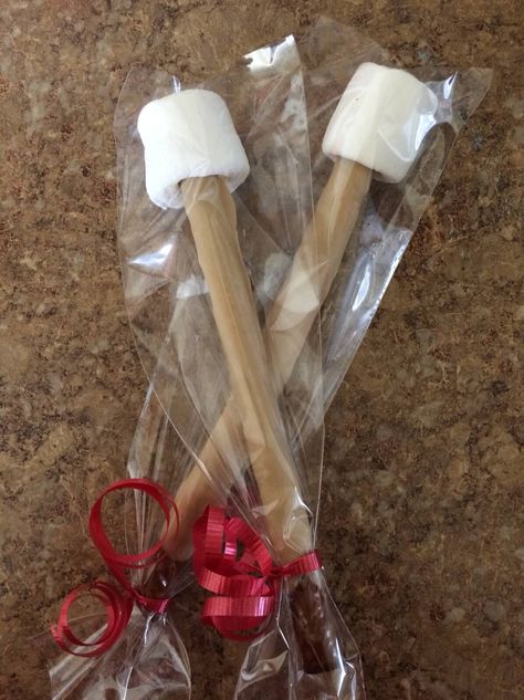 Drum stick pretzels. Music Themed Snacks, Stick Pretzels, Mishloach Manot, Diy Drums, Desert Ideas, Music Themed Parties, Rock Star Party, Health Fair, Pretzel Sticks