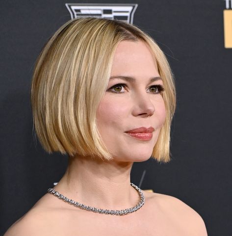 21 of Michelle Williams's Most Iconic Hairstyles – HairstyleCamp Michelle Williams Bob, Michelle Williams Haircut, Michelle Williams Hair, Retro Inspired Hair, Iconic Hairstyles, Low Ponytail Hairstyles, Side Swept Hairstyles, Blonde Bob Hairstyles, Red Haired Beauty