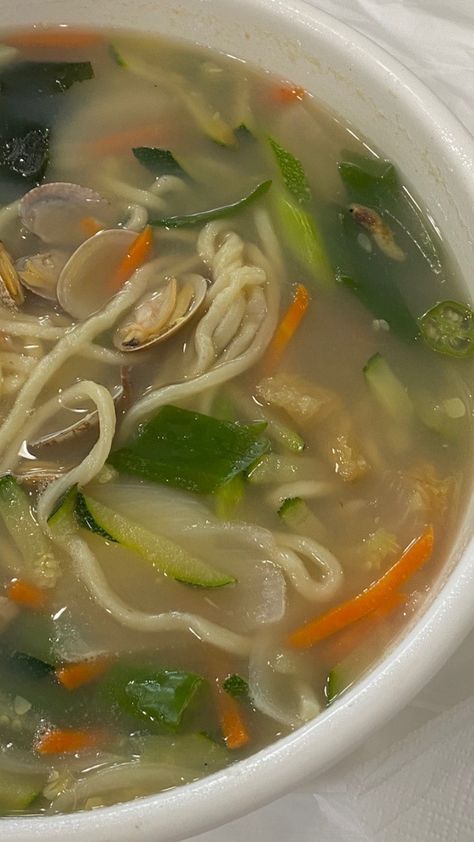 Chicken Noodle Soup Aesthetic, Noodle Soup Aesthetic, Food Stories Ideas, Soup Meal Prep, Noodles Aesthetic, Fall Meal Prep, Soup Aesthetic, Soup Noodles, Chicken Burgers Recipe