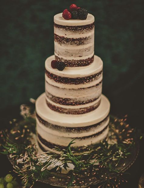 layered naked cake with berries Wedding Cake Forest, Deer Wedding, Winter Wedding Cake, Naked Cakes, Chocolate Wedding Cake, Wedding Cake Rustic, Rustic Cake