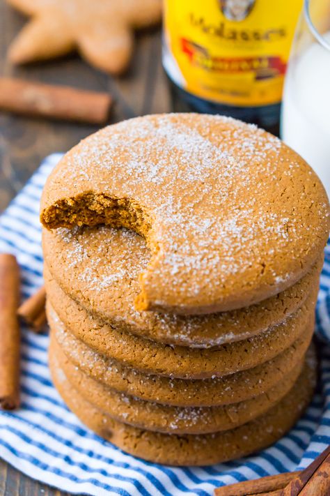 These soft Molasses Cookies are a simple and old-fashioned dessert recipe made with thick molasses, spices, and sugar. A classic cookies recipe that's actually dairy-free! Gingerbread Cookies Soft, Old Fashioned Molasses Cookies, Soft Molasses Cookies, Molasses Recipes, Molasses Cookies Recipe, Soft Gingerbread Cookies, Classic Cookies Recipes, Cookies Gingerbread, Cookies Soft