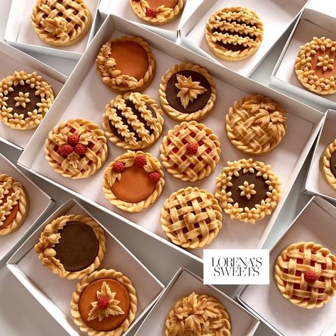 Top Christmas Cookies, Cookie Kits, Pie Shop, Thanksgiving Cookies, Cookie Kit, Tanah Liat, Fall Cookies, Mini Pies, Cookie Pie