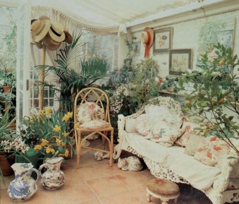 Laura Ashley Living Room, Laura Ashley Home Decor, Laura Ashley Interiors, 1980s Home Decor, 80s Interior, Laura Ashley Home, Ashley Home, Vintage Laura Ashley, Mansion Interior