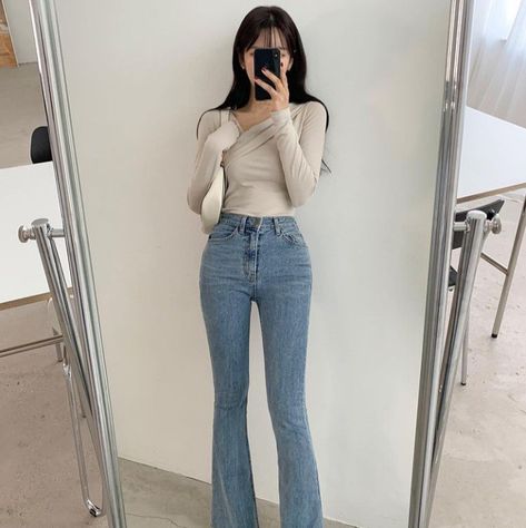 Blue Bootcut Jeans Outfit, Light Jeans Outfit, Bootcut Jeans Outfit, Blue Bootcut Jeans, Korean Fits, Light Jeans, Everyday Fashion Outfits, Outfit Jeans, Jeans Outfit