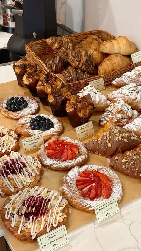 Vintage Bakery Shop, Italy Pastries, French Patisserie Aesthetic, Pastry Design Ideas, Bakery Food Photography, Cafe Food Ideas, Vintage Bakery Aesthetic, French Bakery Aesthetic, Elegant Pastries