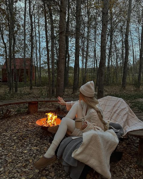 Cabin Outfit, Cabin Weekend, Cabin Trip, Cabin Aesthetic, Romantic Cabin, Fall Mood Board, Camping Aesthetic, Fall Camping, Winter Cabin