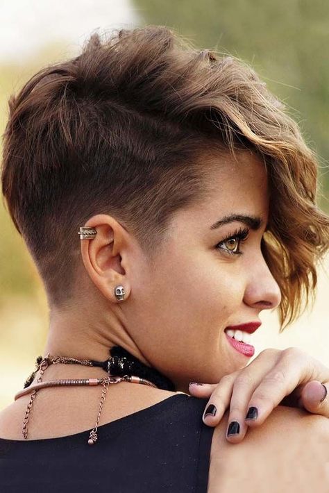 Unexpected Hair Trends: Taper Haircut For Women ★ Tapered Haircut For Women, Fade Haircut Women, Fade Haircut Designs, Mid Fade Haircut, Androgynous Haircut, High Fade Haircut, Low Fade Haircut, Taper Fade Haircut, Tapered Haircut