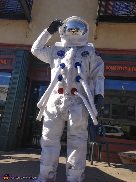 Diy Astronaut Costume, Homemade Costume Ideas, Astronaut Halloween Costume, Homemade Costumes For Kids, Astronaut Halloween, Alien Cosplay, Halloween Costumes 2014, Alien Halloween, Space Suits