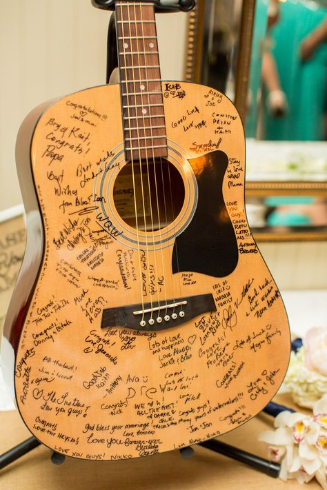 This guitar makes a great alternative guestbook idea for any music lovers Guitar Wedding, Creative Wedding Guest Books, Acoustic Guitar Case, Diy Guest Book, Guest Book Ideas, Wedding Guest Book Unique, Daisy Wedding, Best Acoustic Guitar, Wedding Crafts Diy