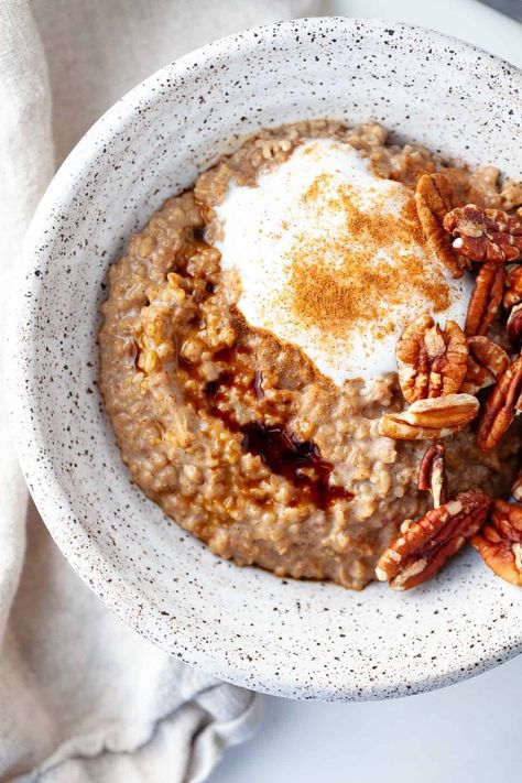 This gingerbread oatmeal is a perfect cozy breakfast for the holidays! Made on the stovetop with quick steel cut oats, cinnamon, ginger, and molasses for a delightful (but not too sweet!) gingerbread taste. Breakfast Rice Pudding, Gingerbread Oatmeal, Gingerbread Granola, Breakfast Rice, Plant Based Recipes Breakfast, Vegan Gingerbread, Cherry Smoothie, Chocolate Covered Cherries, Pumpkin Spice Syrup