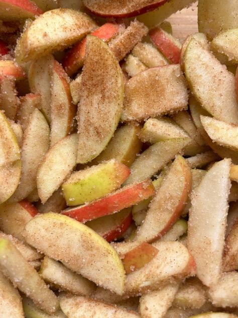 Apples And Cinnamon, Cinnamon Sugar, Food Obsession, Cinnamon Apples, Pretty Food, I Love Food, Not Mine, Good Eats, Cooking And Baking