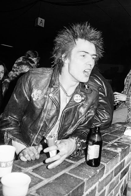 23 Candid Photographs of Sid Vicious From the Mid-1970s ~ Vintage Everyday Cultura Punk, Sid And Nancy, 70s Punk, British Punk, Johnny Rotten, God Save The Queen, Punk Culture, Joe Strummer, Sid Vicious