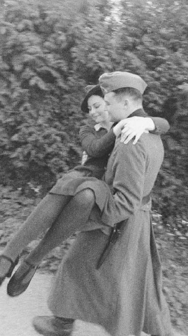 Images Terrifiantes, Old Fashioned Love, Ww2 Soldiers, Germany Ww2, Ww2 Photos, Ww2 History, German Soldiers Ww2, German History, Vintage Couples