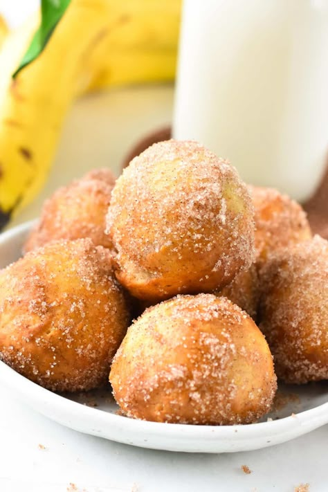 These air fryer banana bread donut holes are easy 2-ingredients donut holes perfect to fix your banana bread craving in less than 15 minutes. Banana Donut Holes, Sweet Donut Recipe, Vegan Royal Icing Recipe, Air Fryer Banana Bread, Df Meals, Bananas Recipes, Air Fryer Banana, Conscious Plant Kitchen, Wall Staircase