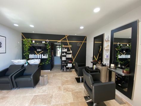 Small Hair Salon Interior Design Ideas Luxury, Black Walls Salon, Black And Gold Hair Salon, Black And Gold Salon Decor, Small Beauty Salon Interior Design, Salon Suite Decor Ideas, Salon Decor Studio, Small Hair Salon, Interior Design Luxury Modern