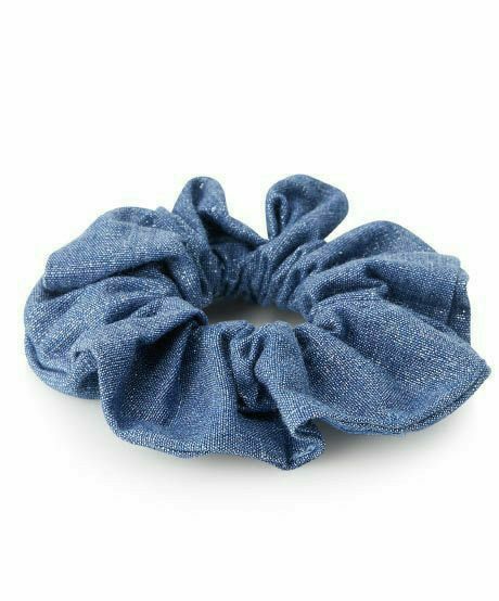 Denim Accessories Ideas, Denim Hair Accessories, Denim Scrunchies, Artisanats Denim, Jean Diy, Ropa Upcycling, Hair Clips 90s, Denim Crafts Diy, Canadian Tuxedo