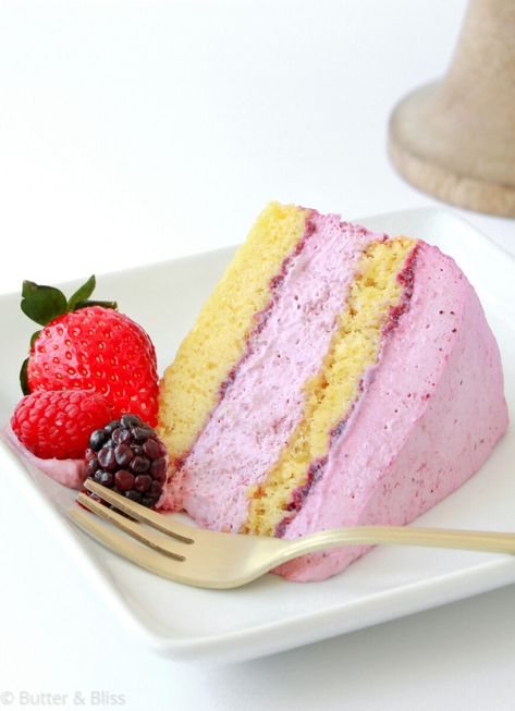 Charlotte Russe Dessert, Charlotte Russe Cake, Mousse Cake Filling, Berry Mousse, Jam Cake Recipe, Berry Cake Recipe, Genoise Cake, Strawberry Mousse Cake, Genoise Sponge