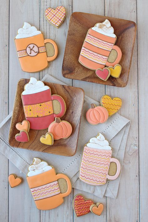 Delicious and adorable PUMPKIN SPICE DECORATED COOKIES! Mug Cookies, Fall Decorated Cookies, Pasteles Halloween, Thanksgiving Cookies, Sugar Cookie Designs, Fall Cookies, Pretty Cookies, Fancy Cookies, Creative Cookies